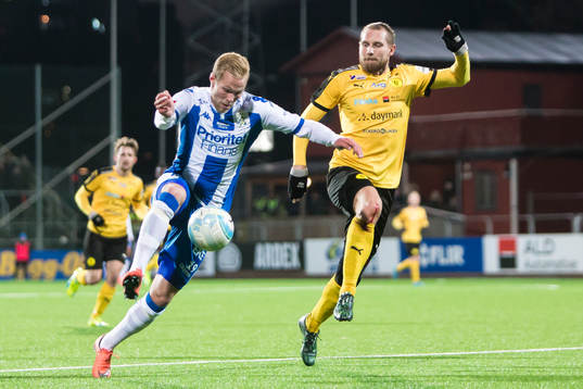 IFK Göteborgs Gustav Engvall i kamp om bollen med Frejs