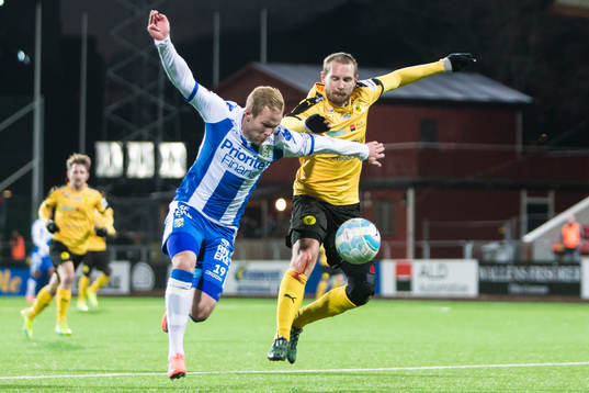 IFK Göteborgs Gustav Engvall i kamp om bollen med Frejs