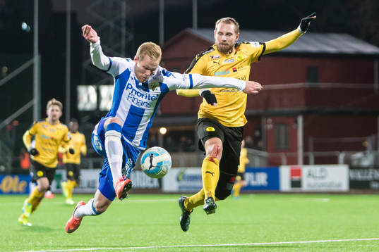 IFK Göteborgs Gustav Engvall i kamp om bollen med Frejs