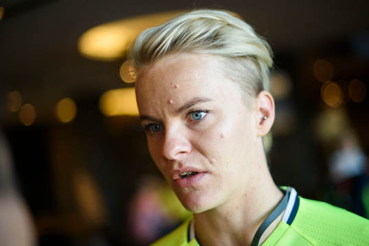 Sveriges Nilla Fischer blir intervjuad innan en träning