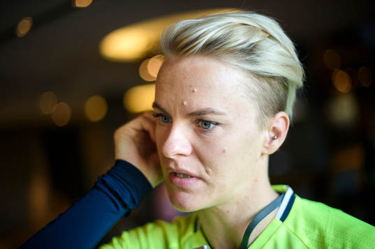 Sveriges Nilla Fischer blir intervjuad innan en träning