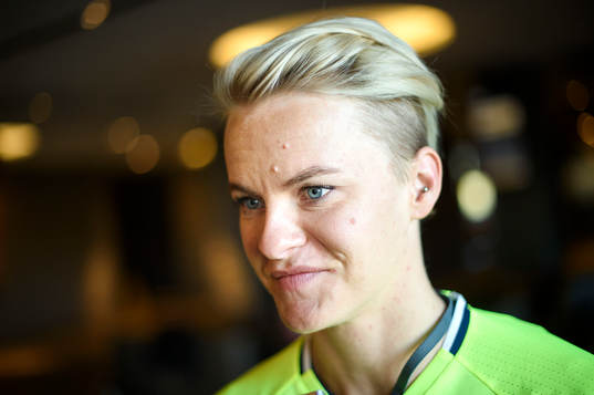 Sveriges Nilla Fischer blir intervjuad innan en träning