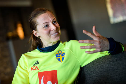 Sveriges Lotta Schelin blir intervjuad innan en träning med det svenska damlandslaget i fotboll den 29 februari 2016 i Rotterdam.