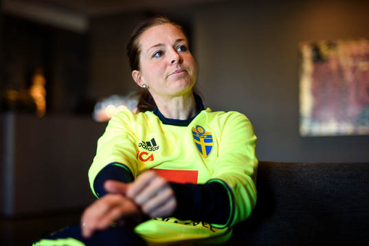 Sveriges Lotta Schelin blir intervjuad innan en träning med det svenska damlandslaget i fotboll den 29 februari 2016 i Rotterdam.