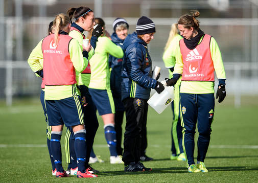 Sveriges sjukgymnast Annica Näsmark häller upp vatten