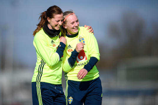 Sveriges Lotta Schelin och Stina Blackstenius jublar och skrattar