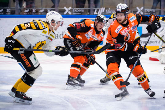 Karlskronas Joachim Rohdin i kamp om pucken med