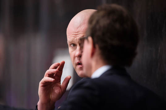 Modos tränare Andreas Johansson samtalar med assisterande