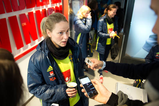 Sveriges Lisa Dahlkvist blir intervjuad