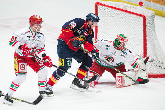 Djurgårdens Henrik Eriksson och Modos målvakt Adam