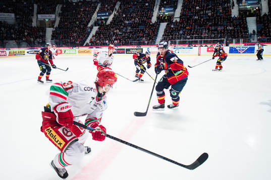 Djurgårdens Andreas Englund tar sats mot Modos Gustav