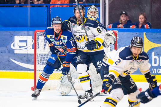 s Jere Karalahti framför HV71:s mål