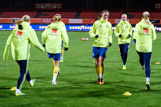 Sveriges Lotta Schelin och Caroline Seger värmer upp innan