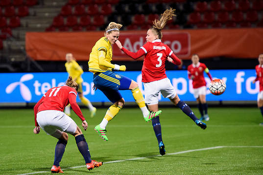 Sveriges Lisa Dahlkvist nickar bollen till 0-1