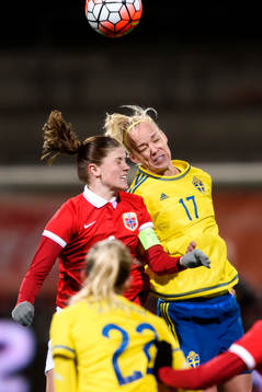 Norges Maren Mjelde i nickduell med Sveriges Caroline Seger