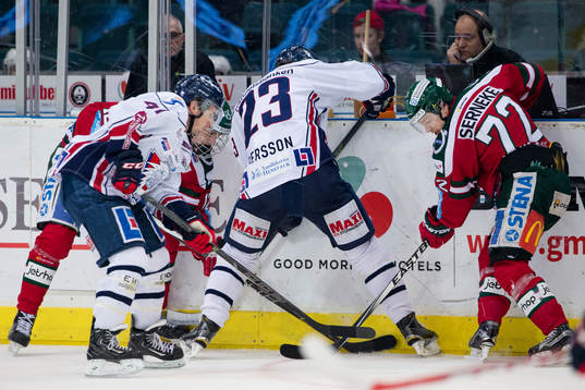 Kamp om pucken mellan Linköpings Niklas Persson och