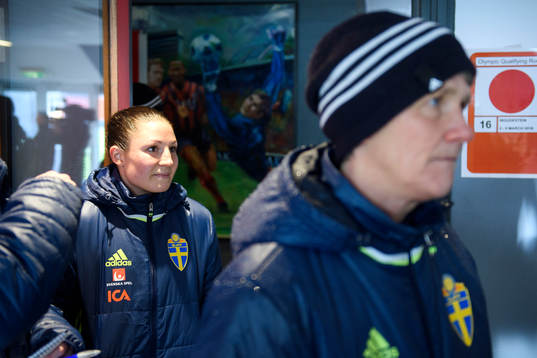 Sveriges Josefin Johansson och förbundskapten Pia Sundhage