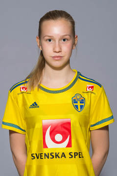Ebba Karlsson som spelar i F16 landslaget, poserar för ett porträtt den 4 mars 2016 i Stockholm.