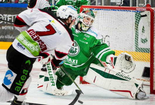 Rögles målvakt Oscar Dansk räddar skott från Malmö