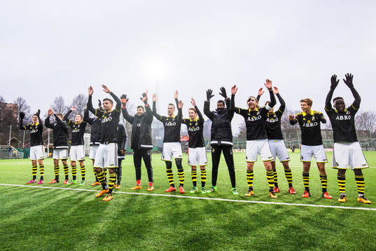 s Ahmed Yasin med lagkamrater jublar efter fotbollsmatchen i Svenska Cupen mellan AIK och Falkenberg den 5 Mars 2016 i Solna. 