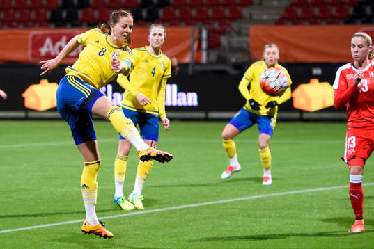Sveriges Lotta Schelin skjuter mot mål och bollen tar i ribban