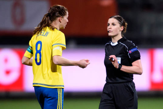 Sveriges Lotta Schelin pratar med domare Katalin Kulcsar