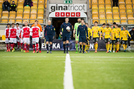 Lagen kommer in till match med Domare Nermin Cisic i spetsen