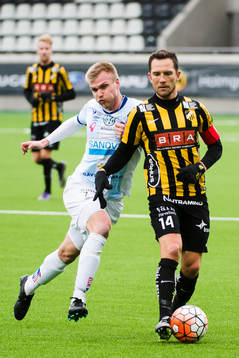 Häckens Martin Ericsson och Gefles Robin Nilsson i kamp om