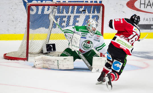 Malmö Redhawks Magnus Häggström skjuter mot Rögles
