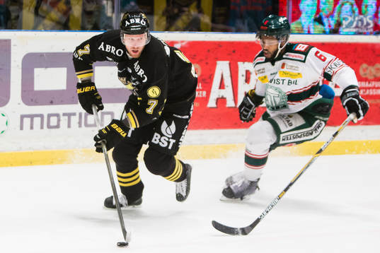 s Tobias Ericsson i kamp om pucken med Tingsryds Drew Paris