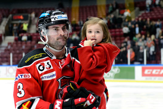Malmö Redhawks Kent McDonell med sin dotter på isen