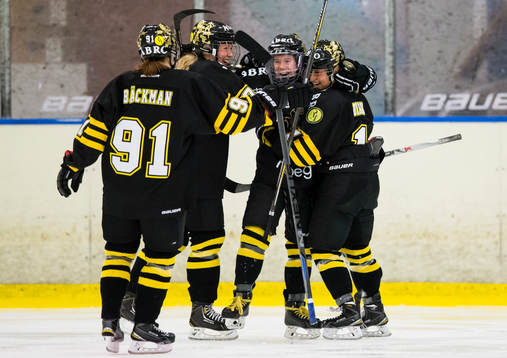 s Lisa Johansson (2:a höger) gör 2-0 och gratuleras av