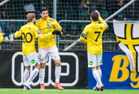 Falkenbergs Zlatan Krizanovic jublar med Akseli Pelvas och David Svensson efter sitt 1-1 mål