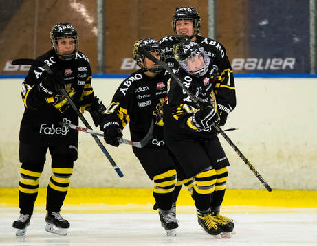 s Lisa Johansson (närmast i bild) gör 2-0 och gratuleras