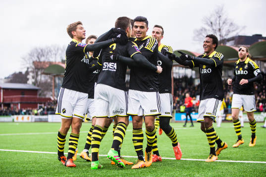 s Haukur Hauksson omfamnas av Ahmed Yasin , Anton Salétros , Fredrik Brustad och Niclas Eliasson efter sitt 2-1 mål under fotbollsmatchen i Svenska Cupen mellan AIK och Falkenberg den 5 Mars 2016 i Solna. 