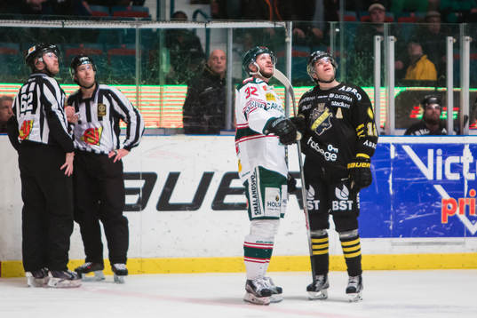 s Fredrik Hynning följer reprisen på jumbotronen i