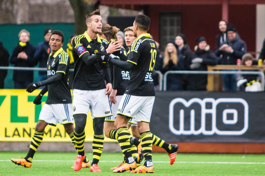 s Ahmed Yasin gratuleras av Fredrik Brustad efter sitt 1-0 under fotbollsmatchen i Svenska Cupen mellan AIK och Falkenberg den 5 Mars 2016 i Solna. 