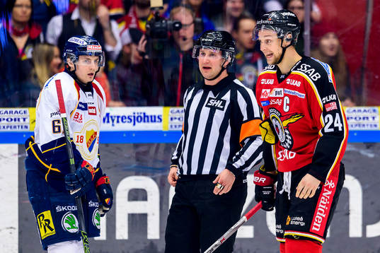Djurgårdens Markus Ljungh och Luleås Johan Harju pratar