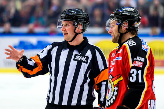 Domare Christoffer Karlsson och Luleås Jonathan Granström
