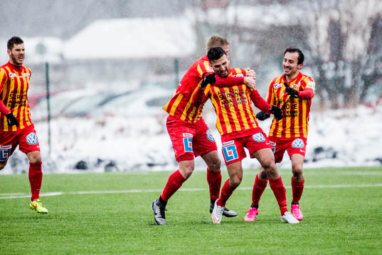 Syrianskas Bachir Katourgi har gjort 0-1 och jublar med