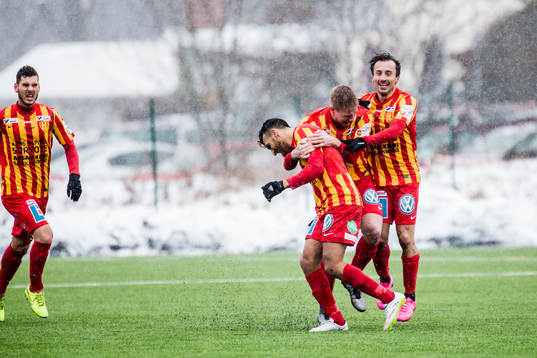Syrianskas Bachir Katourgi har gjort 0-1 och jublar med