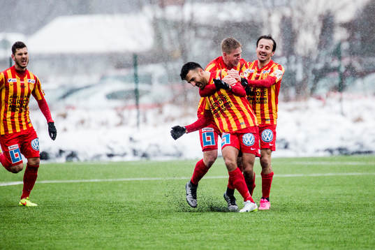 Syrianskas Bachir Katourgi har gjort 0-1 och jublar med