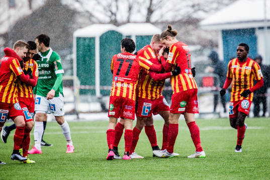 Syrianskas Bachir Katourgi har gjort 0-1 och jublar med