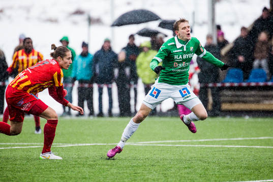 Syrianskas Felix Michel fäller Ljungskiles Jakob Olsson