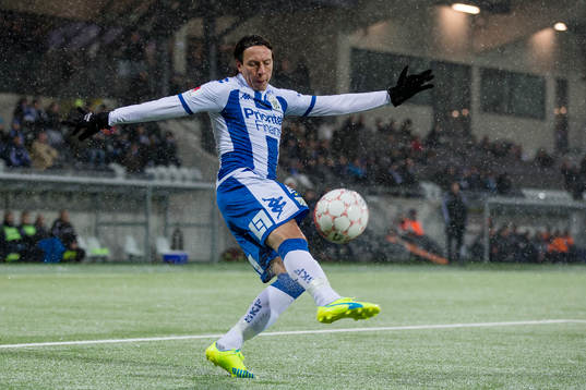 IFK Göteborgs Martin Smedberg-Dalence skjuter ett skott