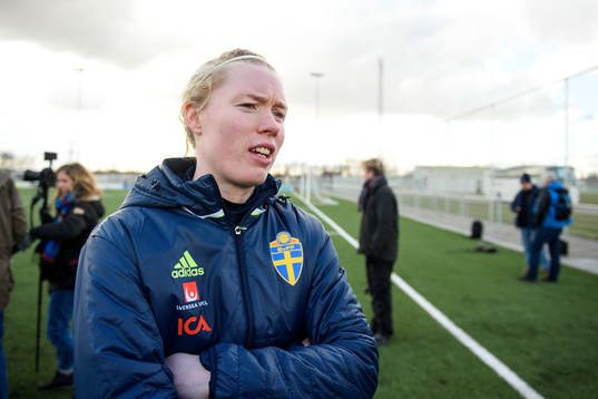 Sveriges målvakt Hedvig Lindahl blir intervjuad