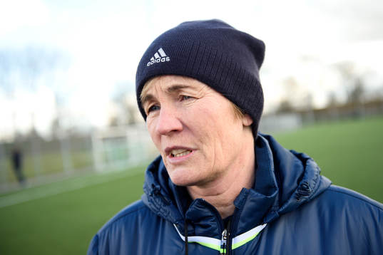 Sveriges assisterande förbundskapten Lilie Persson blir intervjuad