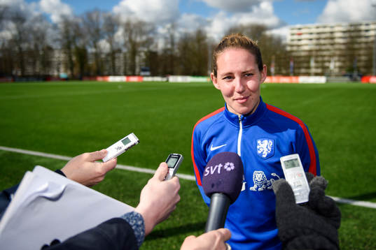 Nederländernas Manon Melis blir intervjuad