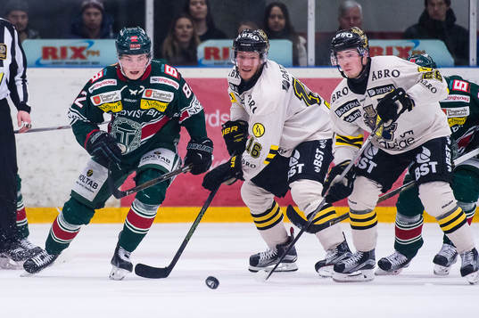 s Jonas Almtorp och Jesper Frödén jagar pucken