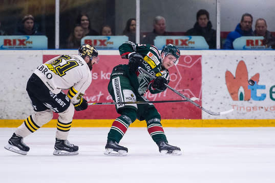 Tingsryds Niklas Enberg skjuter pucken ur egen zon